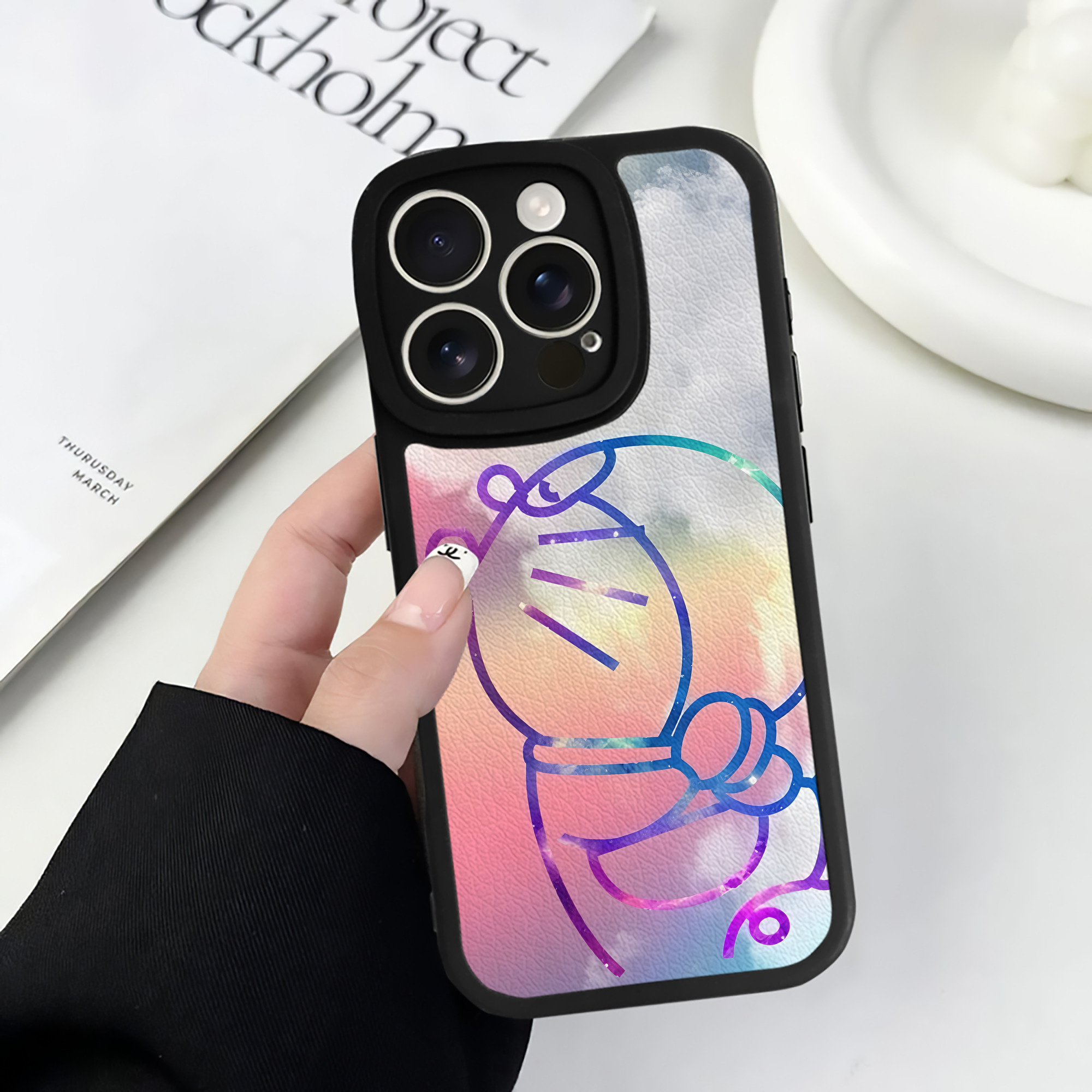 （画像用） ドラえもん Doraemon 【iPhone 16シリーズ対応】シリコンスマホケース（レザー調） 材質：シリコン